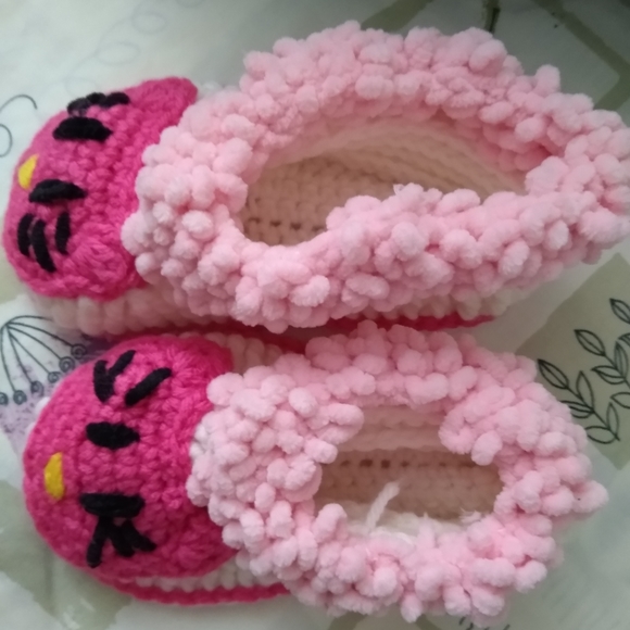 Hello Kitty baby shoes, handmade crochet - Picture 3 of 4